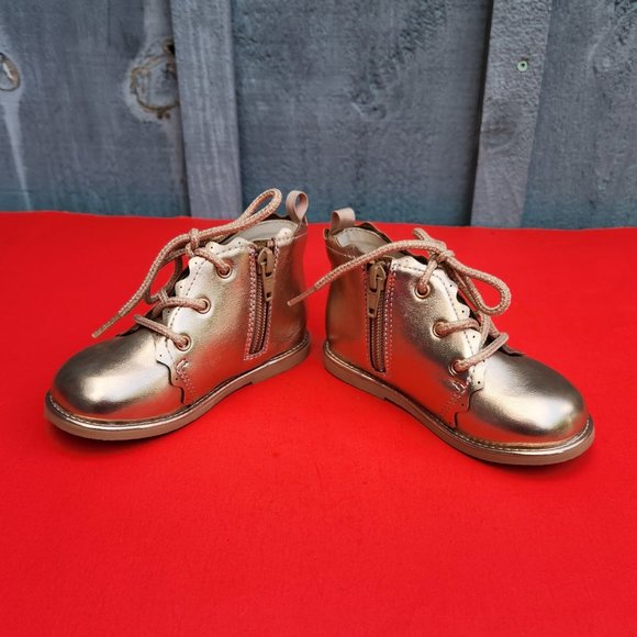 Gap Gold Hi Top Toddler Shoes Size 7 Never Worn - Picture 1 of 6